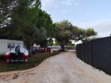 Die Mauer durch den Campingplatz