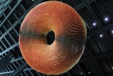 Kunstinstallationen an der Decke der Haupthalle - hiermit soll die Unendlichkeit dargestellt werden (Foto. Dennis Deis)