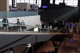Zahlreiche Rolltreppen und Aufzüge verbinden die unterschiedlichen Ebenen miteinander (Foto: Dennis Deis)